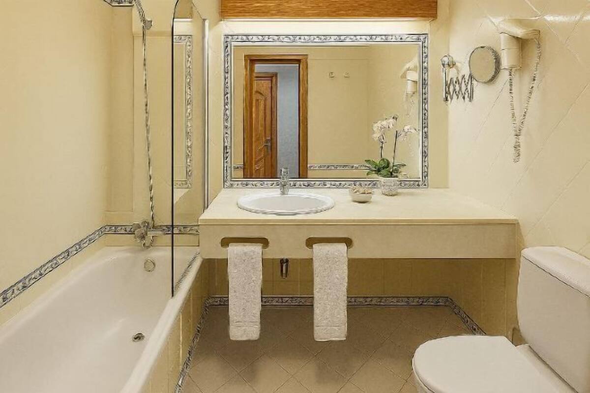 Bathroom | Combined shower/tub, free toiletries, hair dryer (on request), bidet