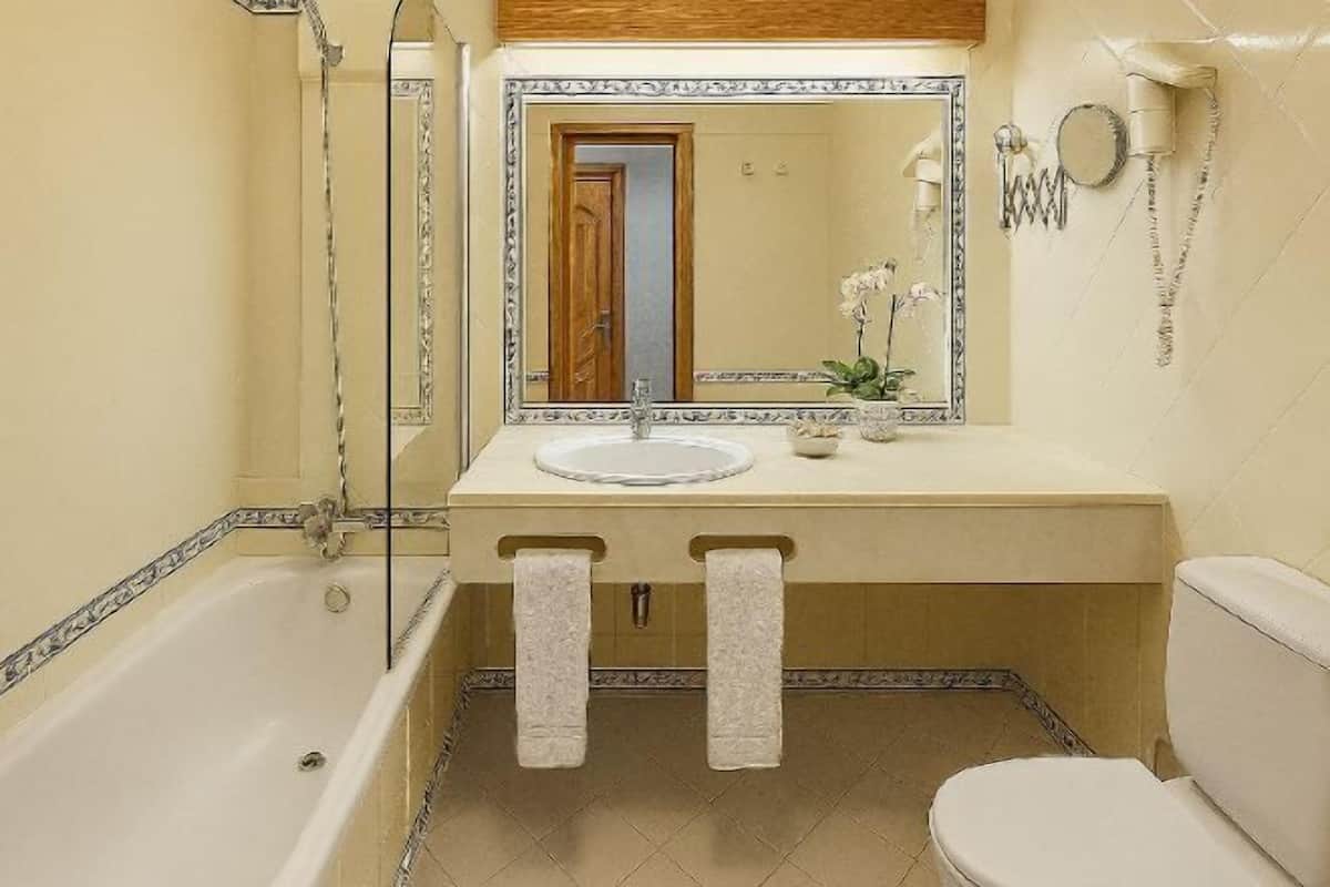 Salle de bain | Ensemble douche/baignoire, articles de toilette gratuits, sèche-cheveux