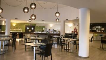 Frokost, lunsj og middag serveres, middelhavsretter, uteservering