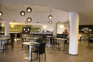 Se sirven desayunos y almuerzos, restaurante con mesas al aire libre 