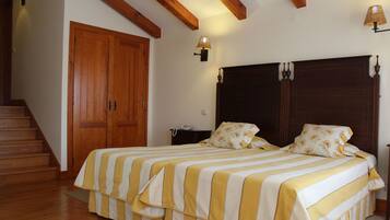 Phòng | Nệm có lớp đệm bông, bàn, khu vực làm việc phù hợp cho laptop