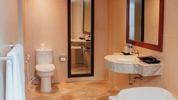 Ein modernes Badezimmer mit Toilette, Waschbecken und Badewanne.