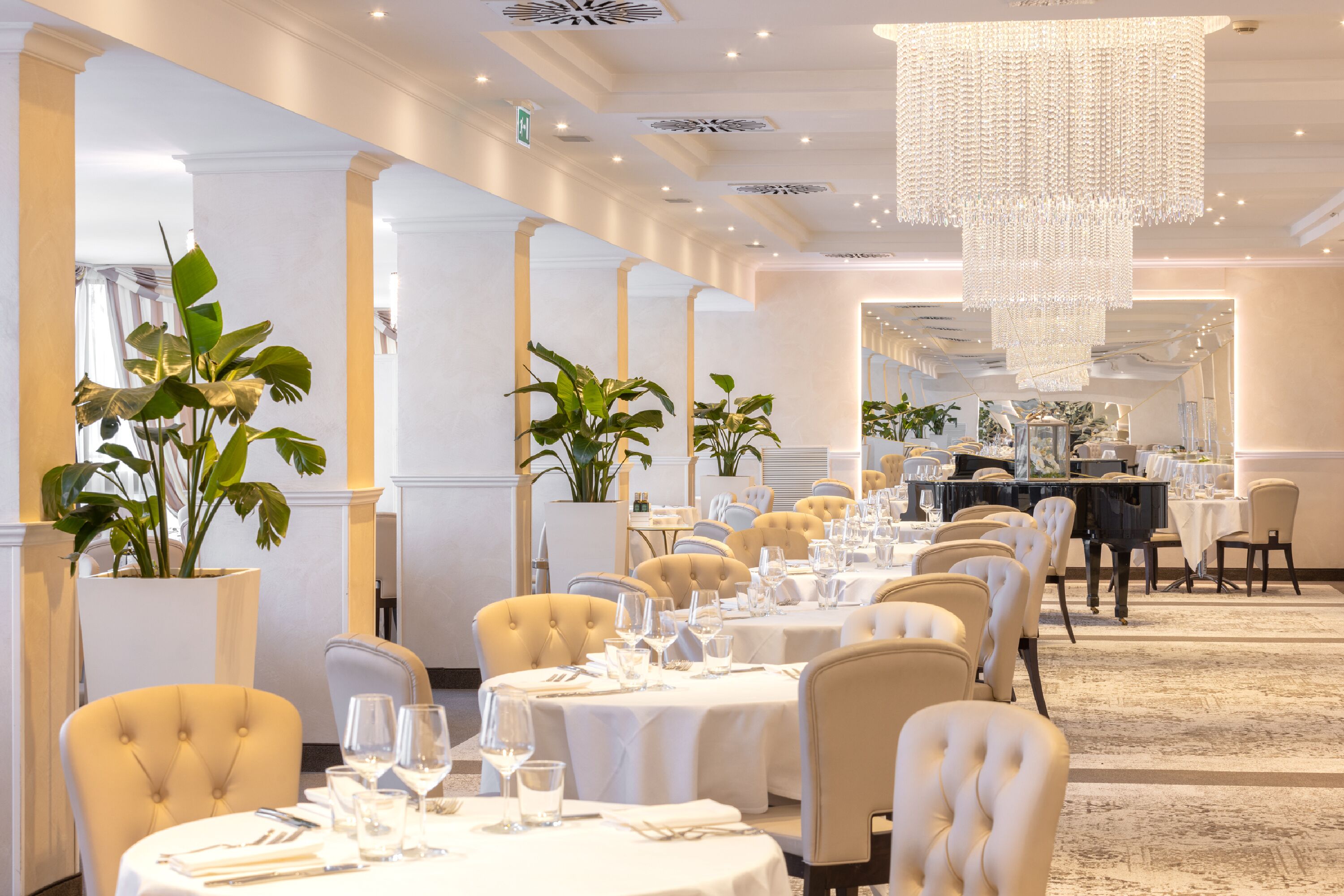 lunch and dinner served, pool views