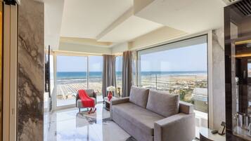 Hypo-allergenic bedding, minibar, in-room safe, desk