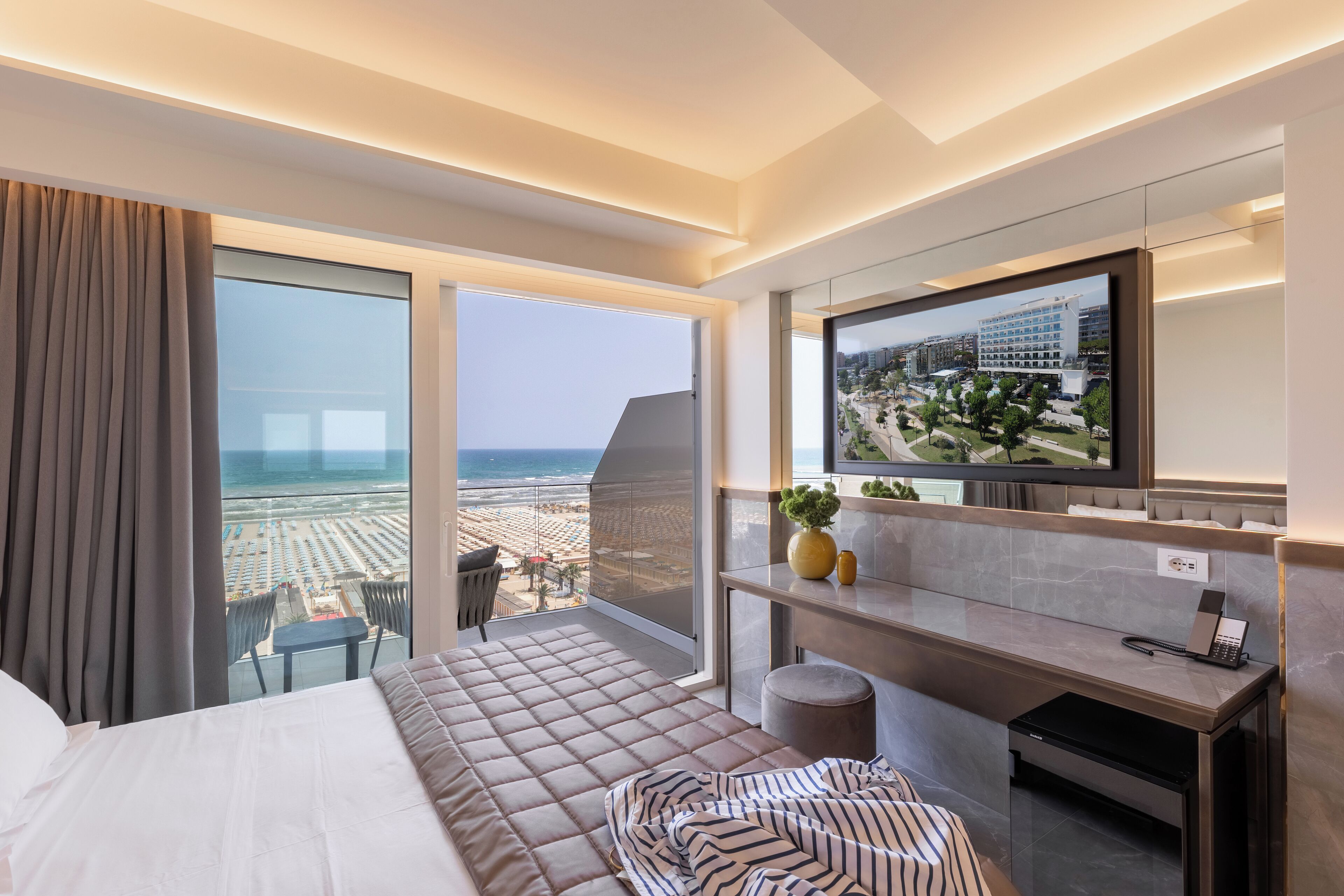 低過敏寢具、迷你吧、客房內保險箱、書桌