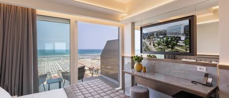 Hypo-allergenic bedding, minibar, in-room safe, desk