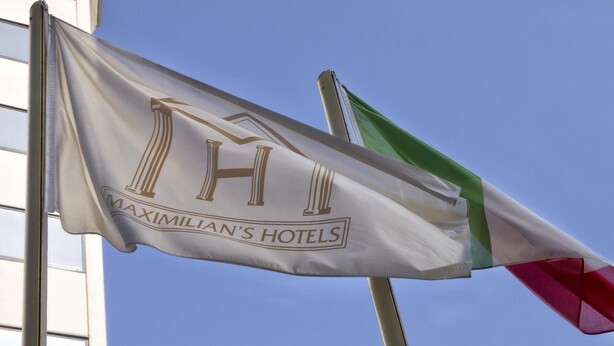 Eine Flagge mit dem Logo und dem Namen von Maximilian's Hotels.