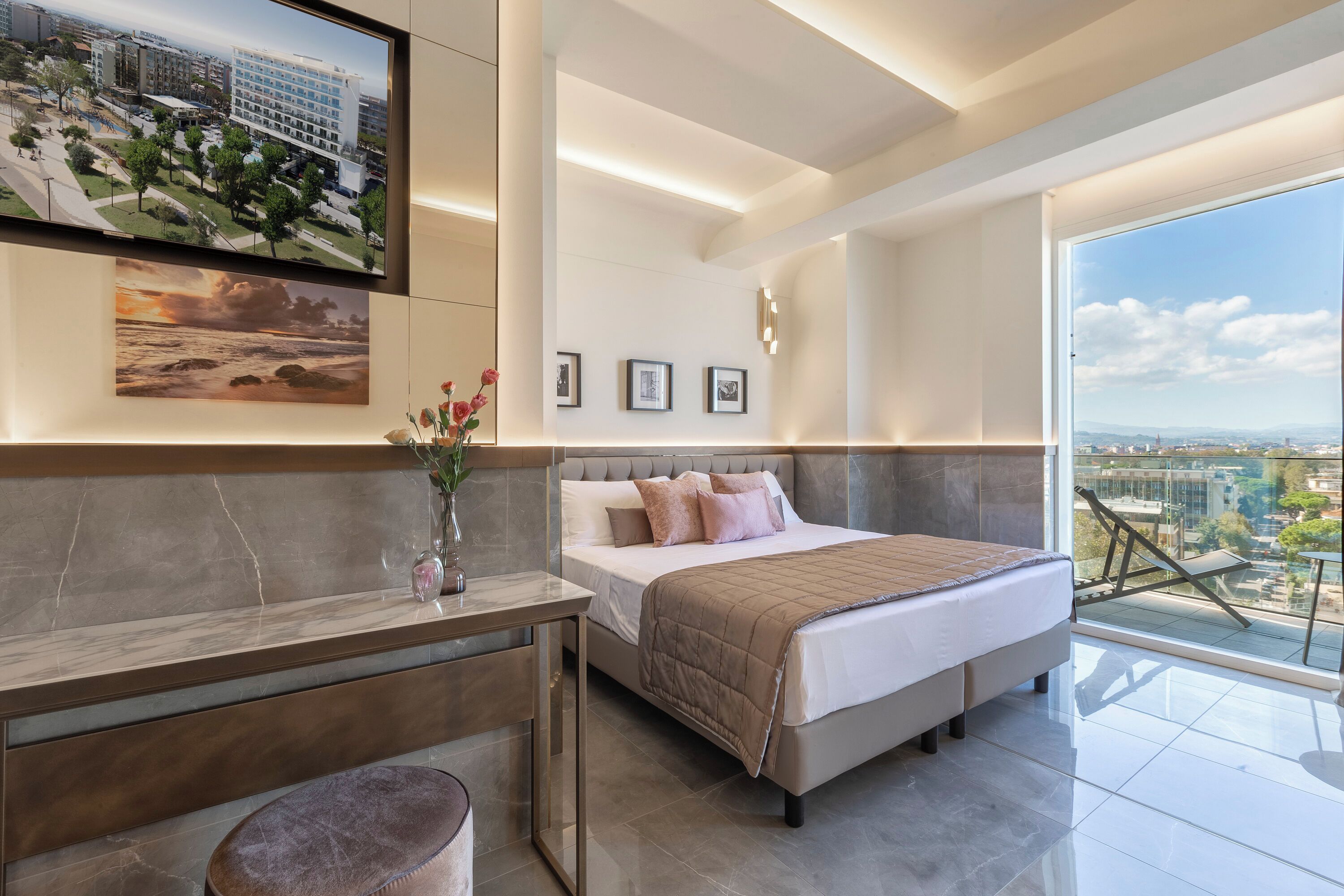 豪華雙人房 | 低過敏寢具、迷你吧、客房內保險箱、書桌