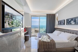 Executive Triple Room | Hypo-allergenic bedding, minibar, in-room safe, desk