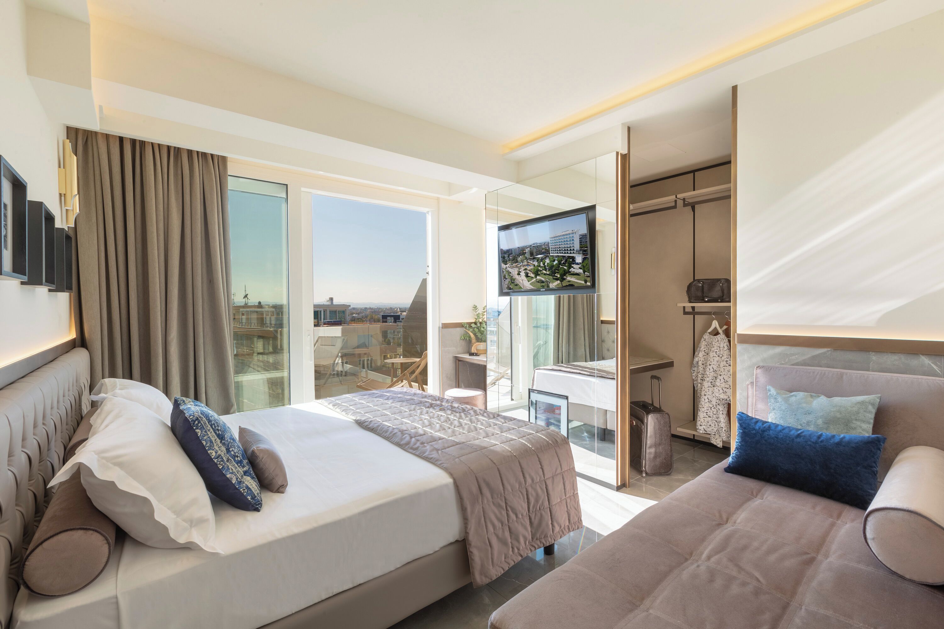 豪華三人房 | 低過敏寢具、迷你吧、客房內保險箱、書桌