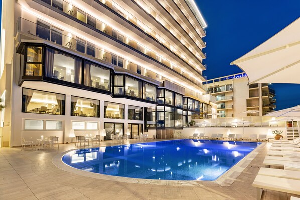 季節性室外游泳池，提供日光浴躺椅