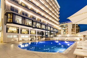 Seasonal outdoor pool, sun loungers