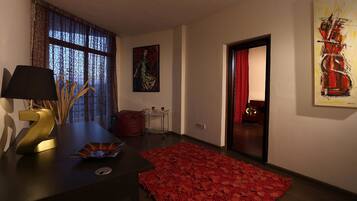 Deluxe kamer, 1 twee- of 2 eenpersoonsbedden | Een bureau, verduisterende gordijnen, beddengoed