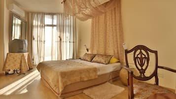 Deluxe Double or Twin Room | Desk, blackout drapes, bed sheets