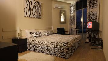 Deluxe Double or Twin Room | Desk, blackout curtains, bed sheets