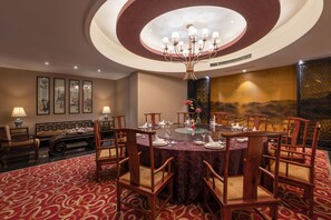 4 restaurants, breakfast served