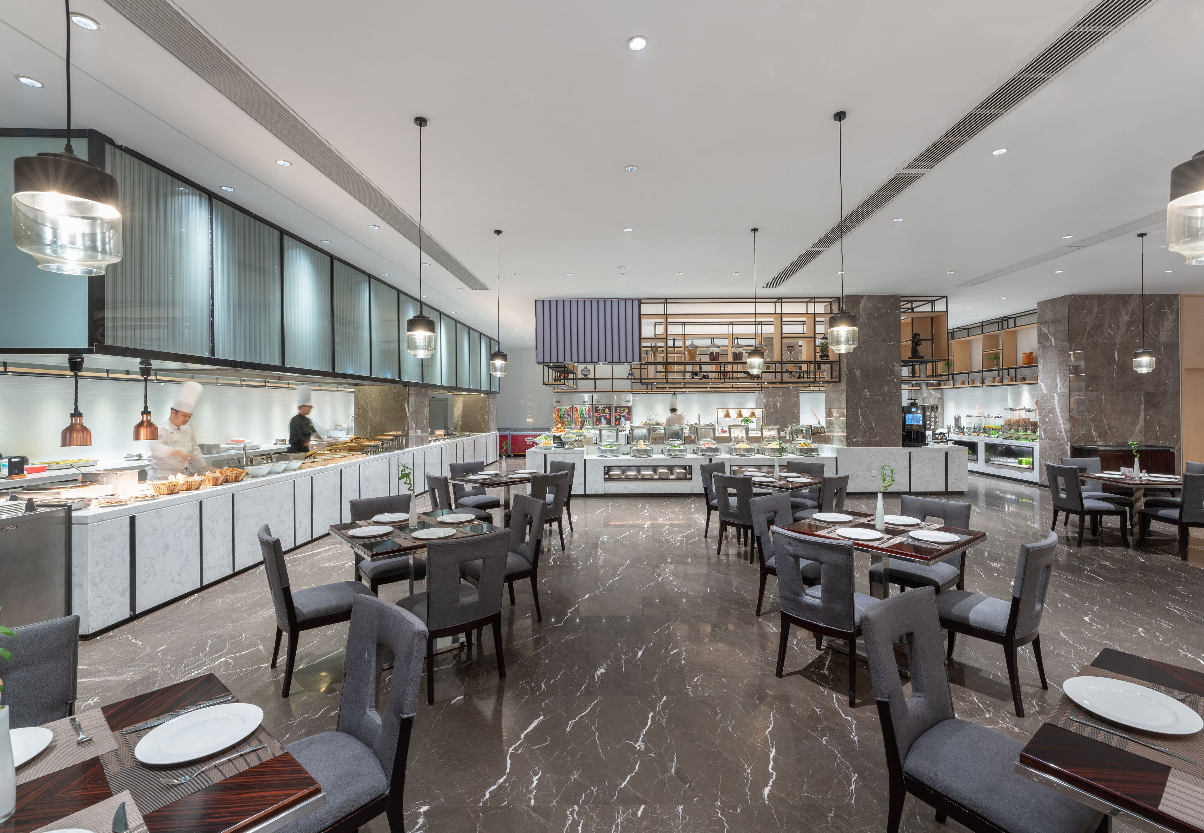 4 restaurants, breakfast served