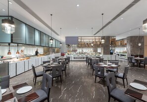 4 restaurantes, se sirve desayuno