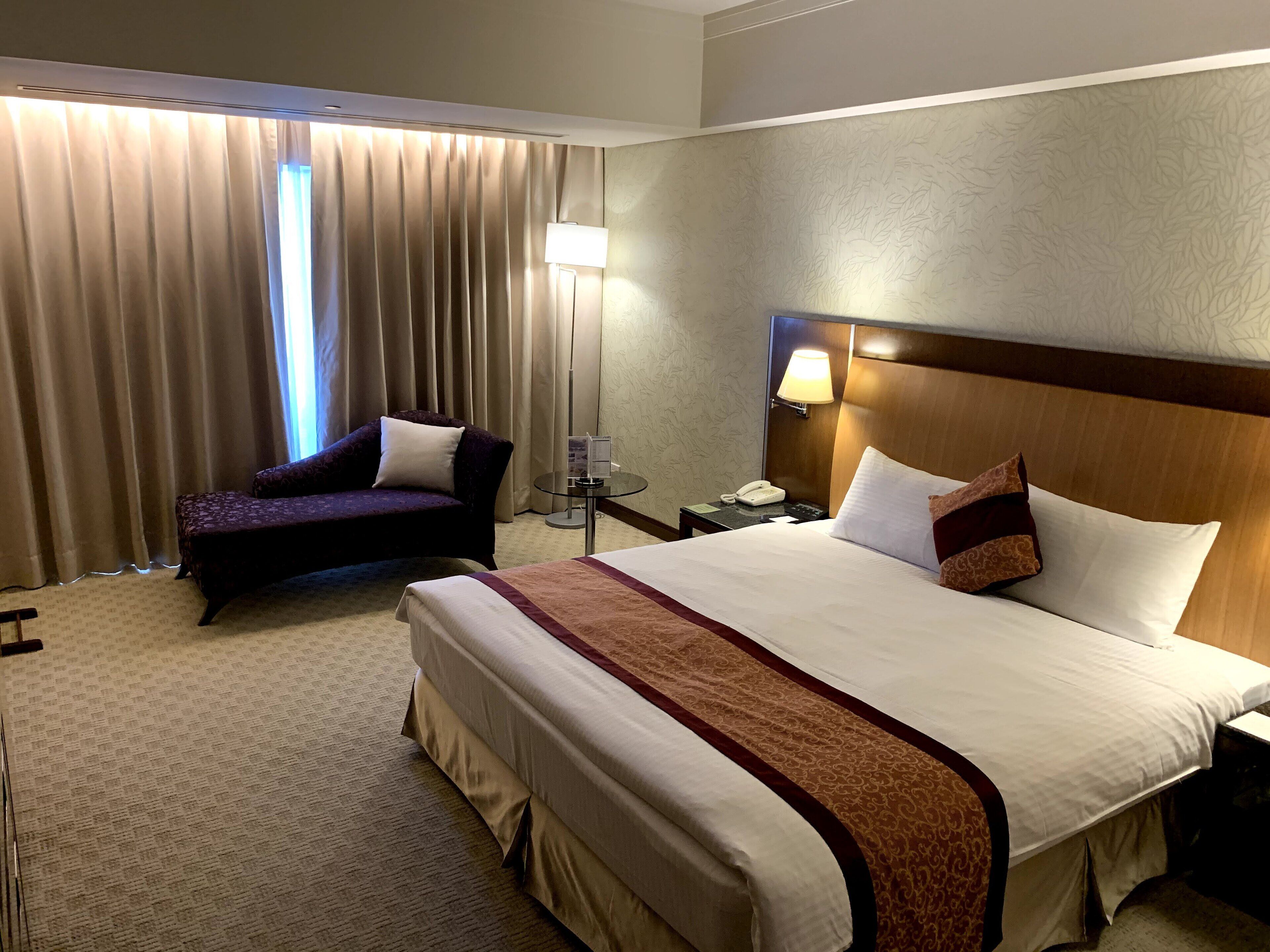 Minibar, coffres-forts dans les chambres, bureau