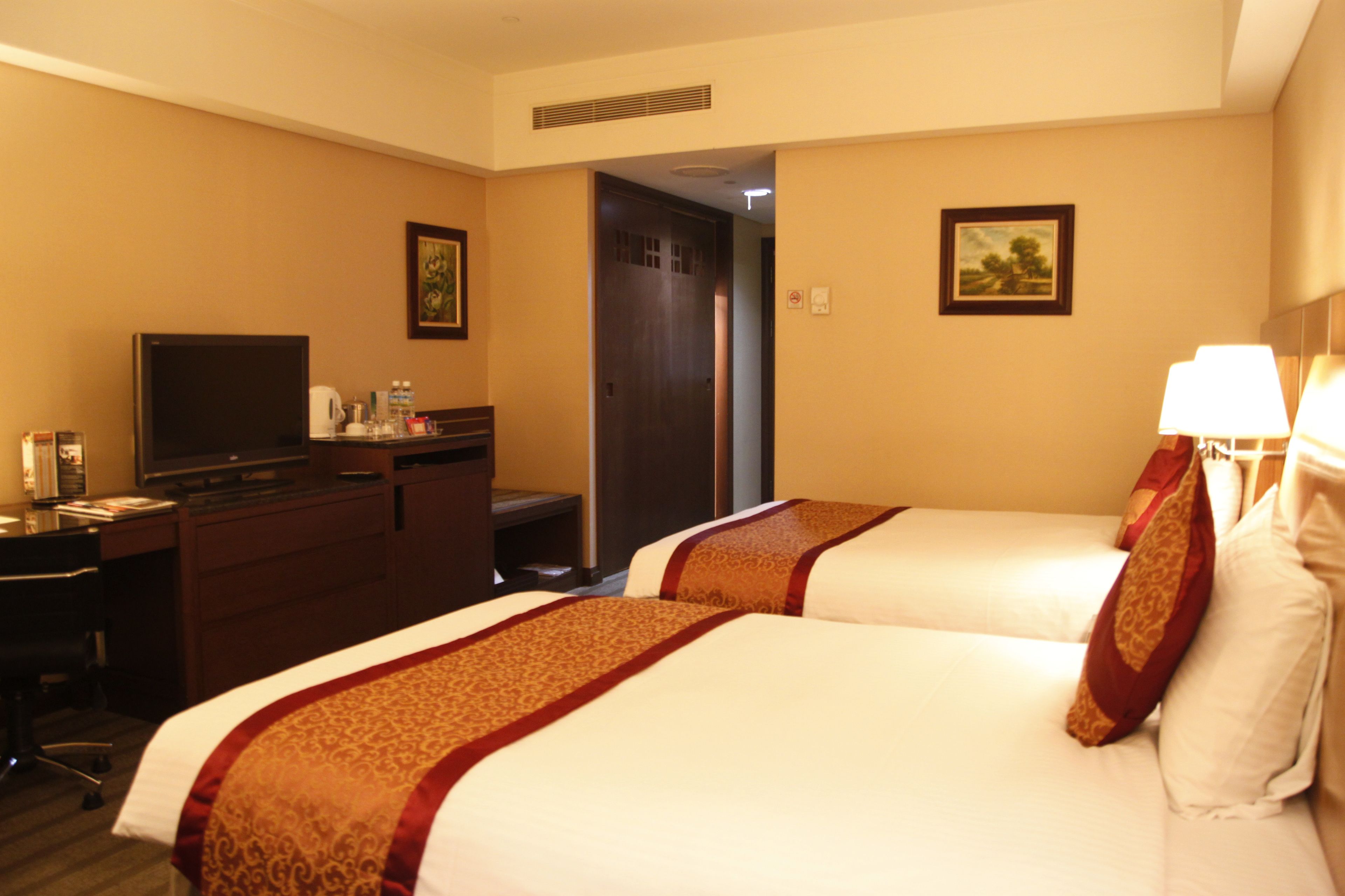 Minibar, coffres-forts dans les chambres, bureau