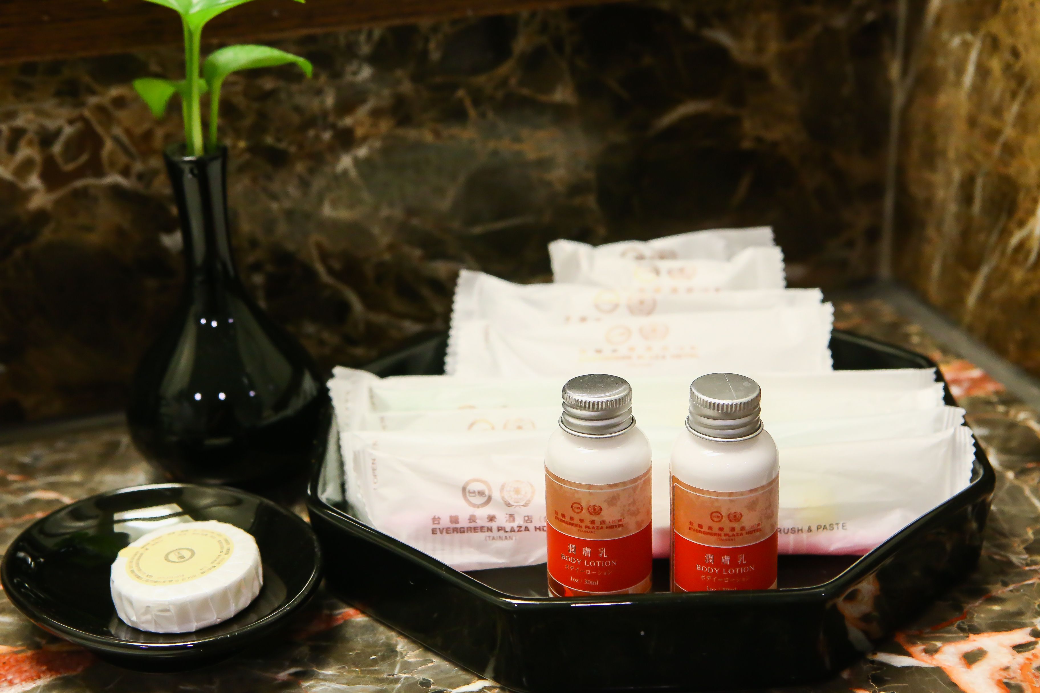 family room | bathroom amenities | deep-soaking bathtub, free toiletries, hair dryer, slippers