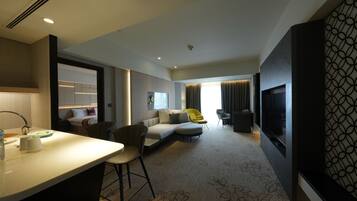 Royal Suite | Minibar, in-room safe, desk, laptop workspace