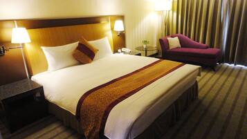 Family Suite | Minibar, in-room safe, desk, laptop workspace