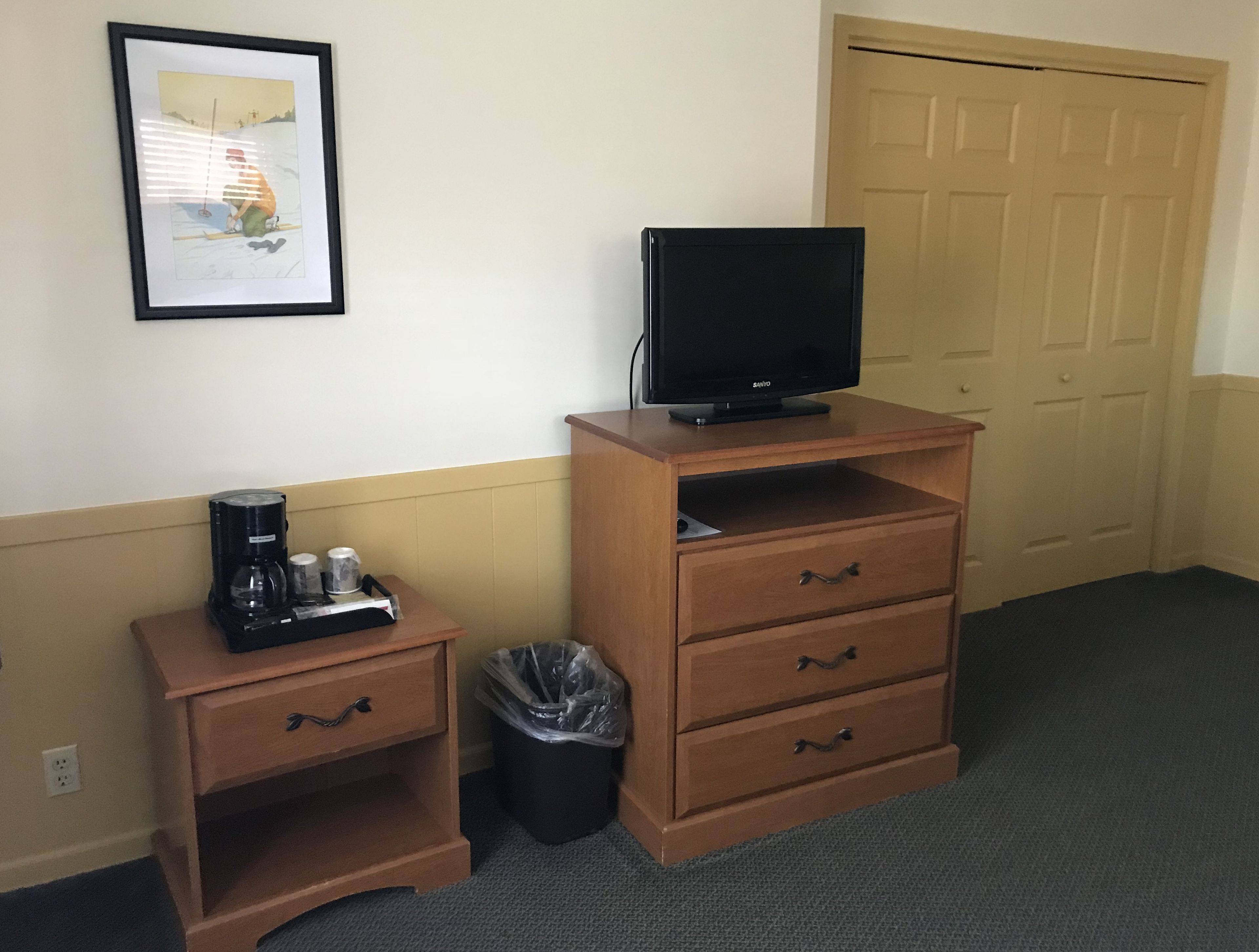 standard room, 1 king bed | television