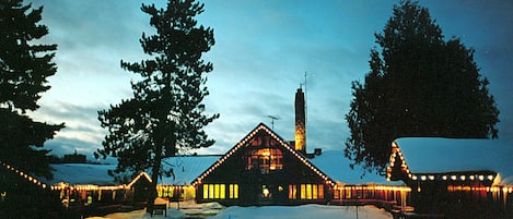 Overnatningsstedets facade – aften/nat