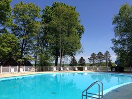 Piscina externa sazonal, funciona das 10h às 21h, espreguiçadeiras