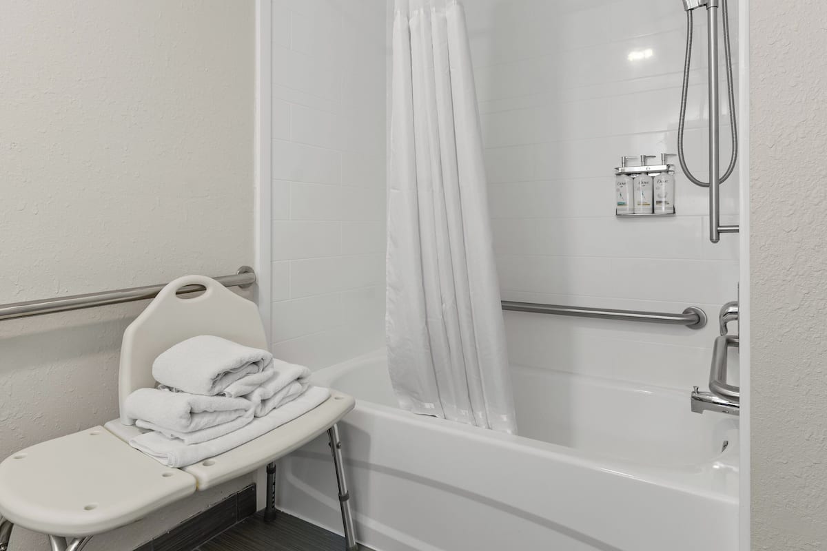 Habitación estándar, 2 camas Queen size (Mobility, Accessible Tub) | Caja de seguridad en la habitación y escritorio