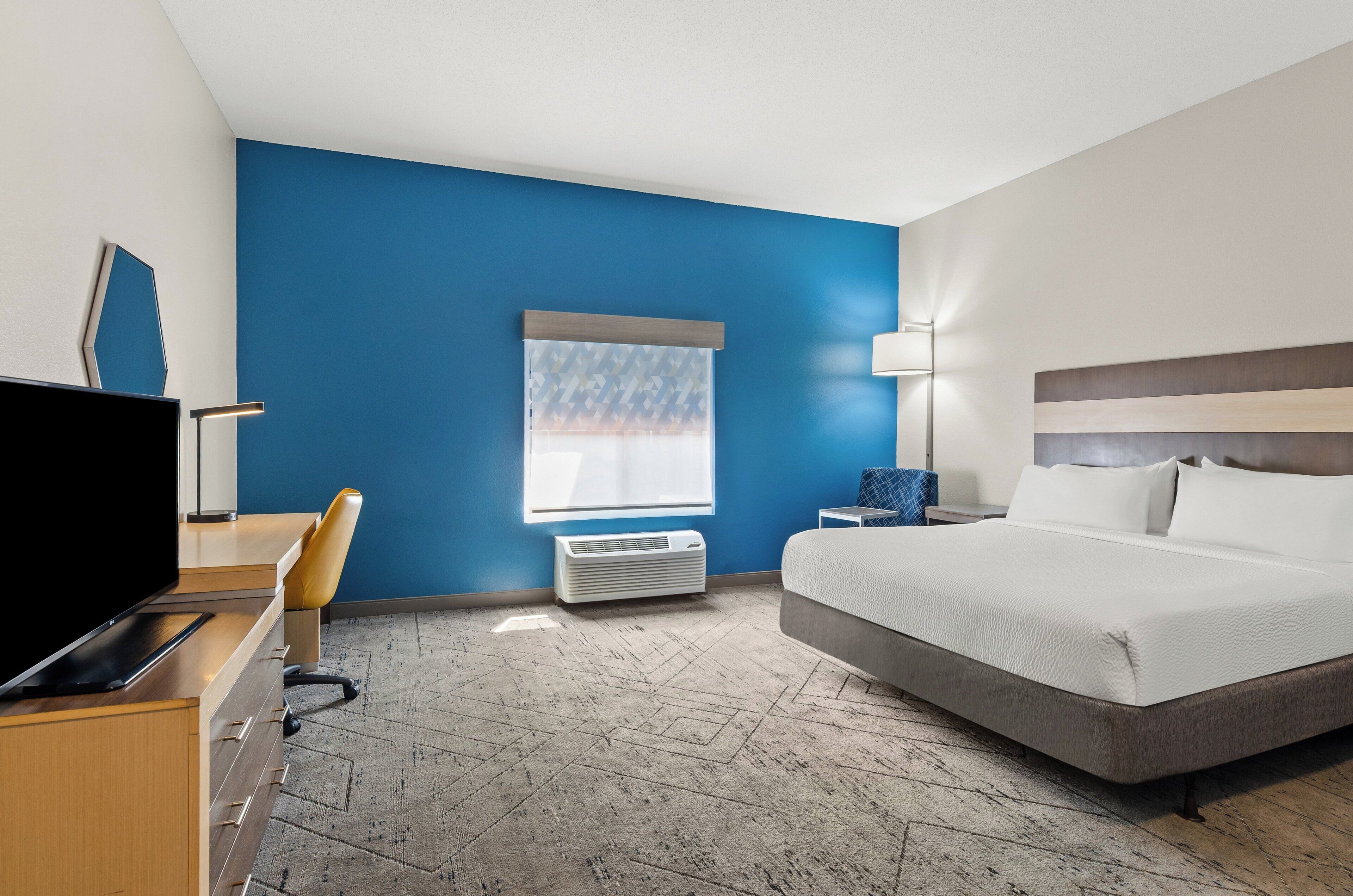 standard room, 1 king bed | in-room safe, desk, iron/ironing board, free cots/infant beds