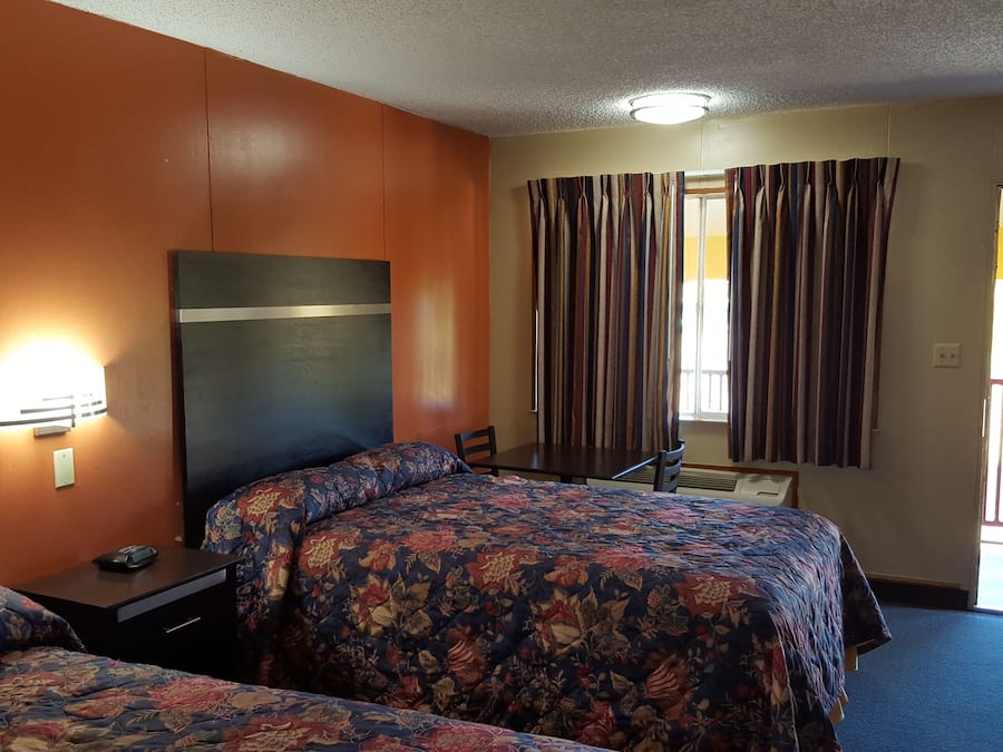 Escritorio, wifi gratis y ropa de cama