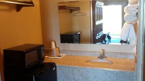 Desk, free WiFi, bed sheets - Carefree Inn Flatonia (Flatonia)