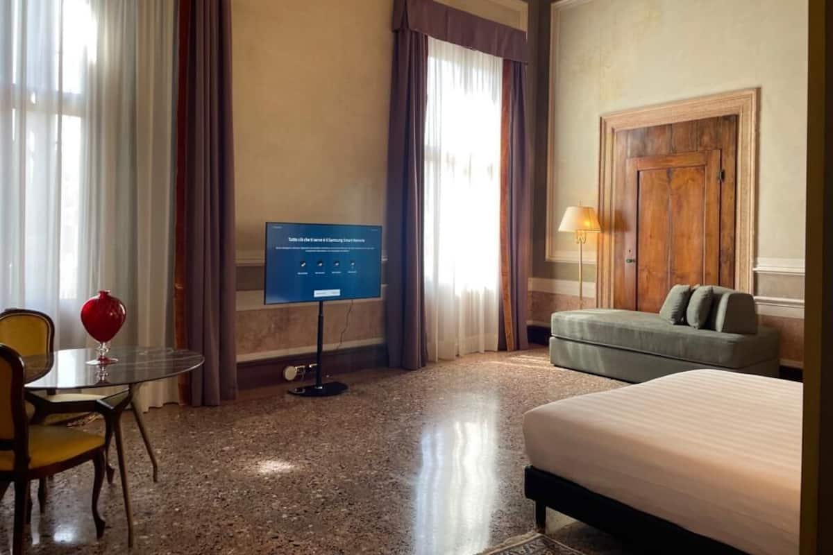 Superior Suite, Canal View | Minibar, in-room safe, desk, blackout drapes