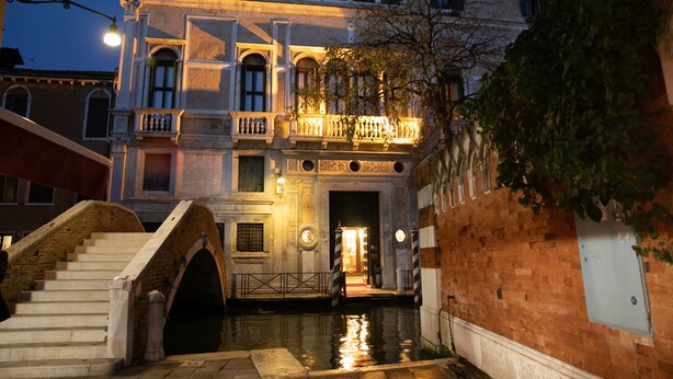 A historic building with a grand entrance, a staircase leading to a balcony, and a canal in front. - Ca' Vendramin Zago (Venice)