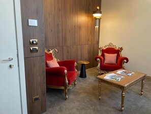 Suite | Minibar, caja fuerte, escritorio y cortinas opacas