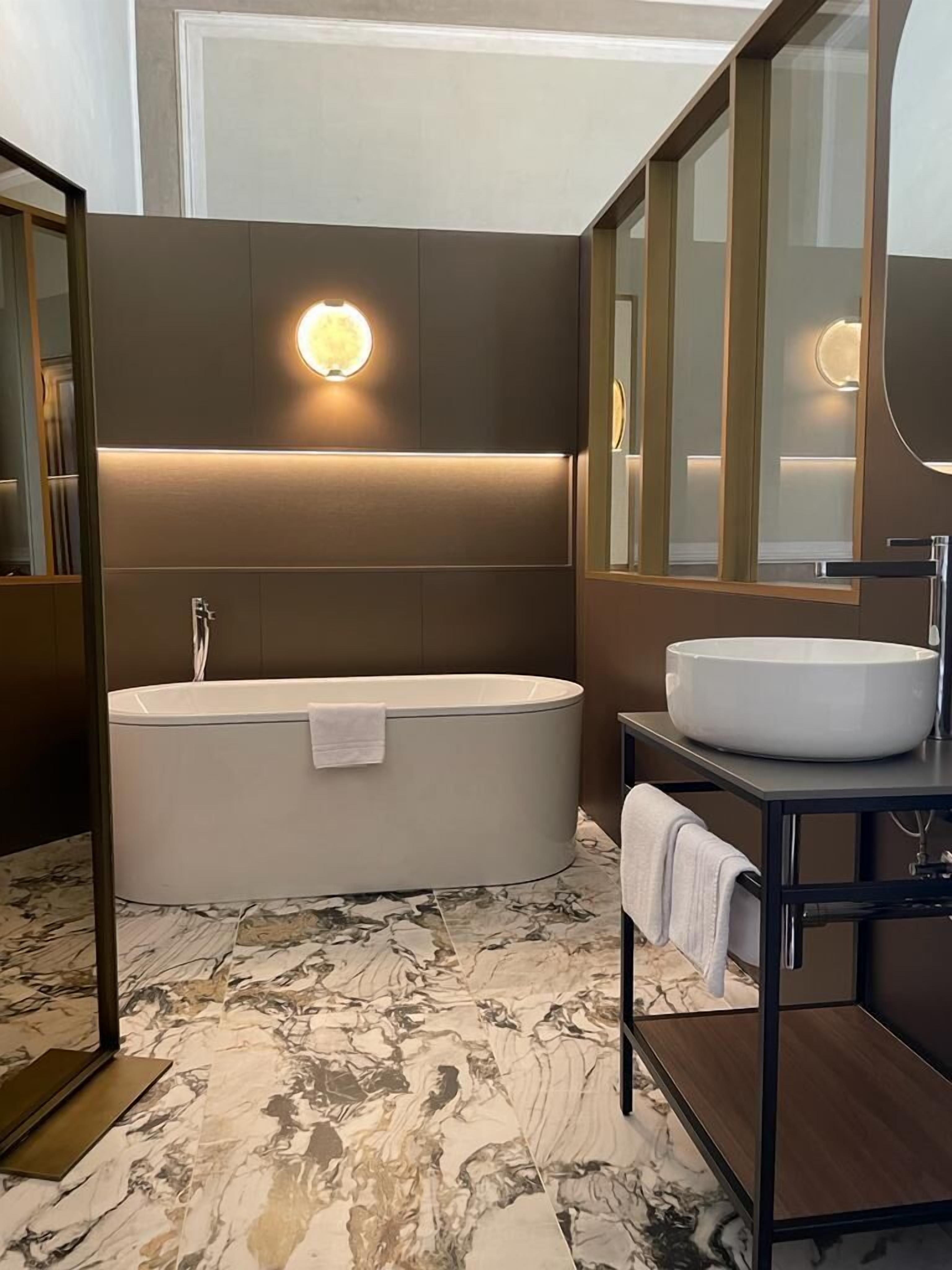 superior suite, canal view | room amenity