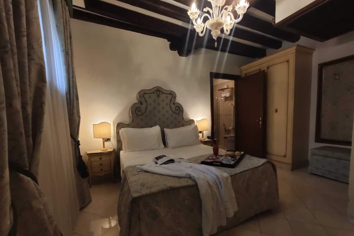 Standard Double Room | Minibar, in-room safe, desk, blackout drapes