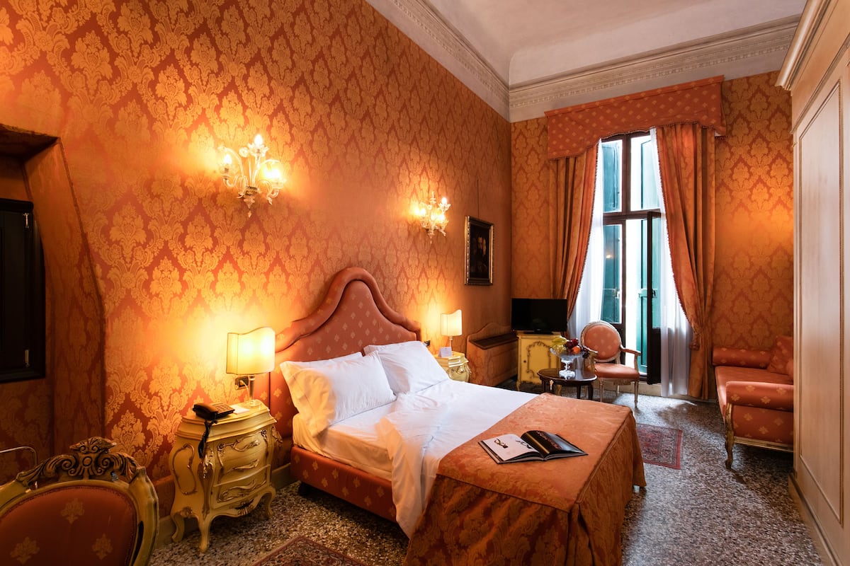 Junior Suite, Canal View | Minibar, in-room safe, desk, blackout drapes