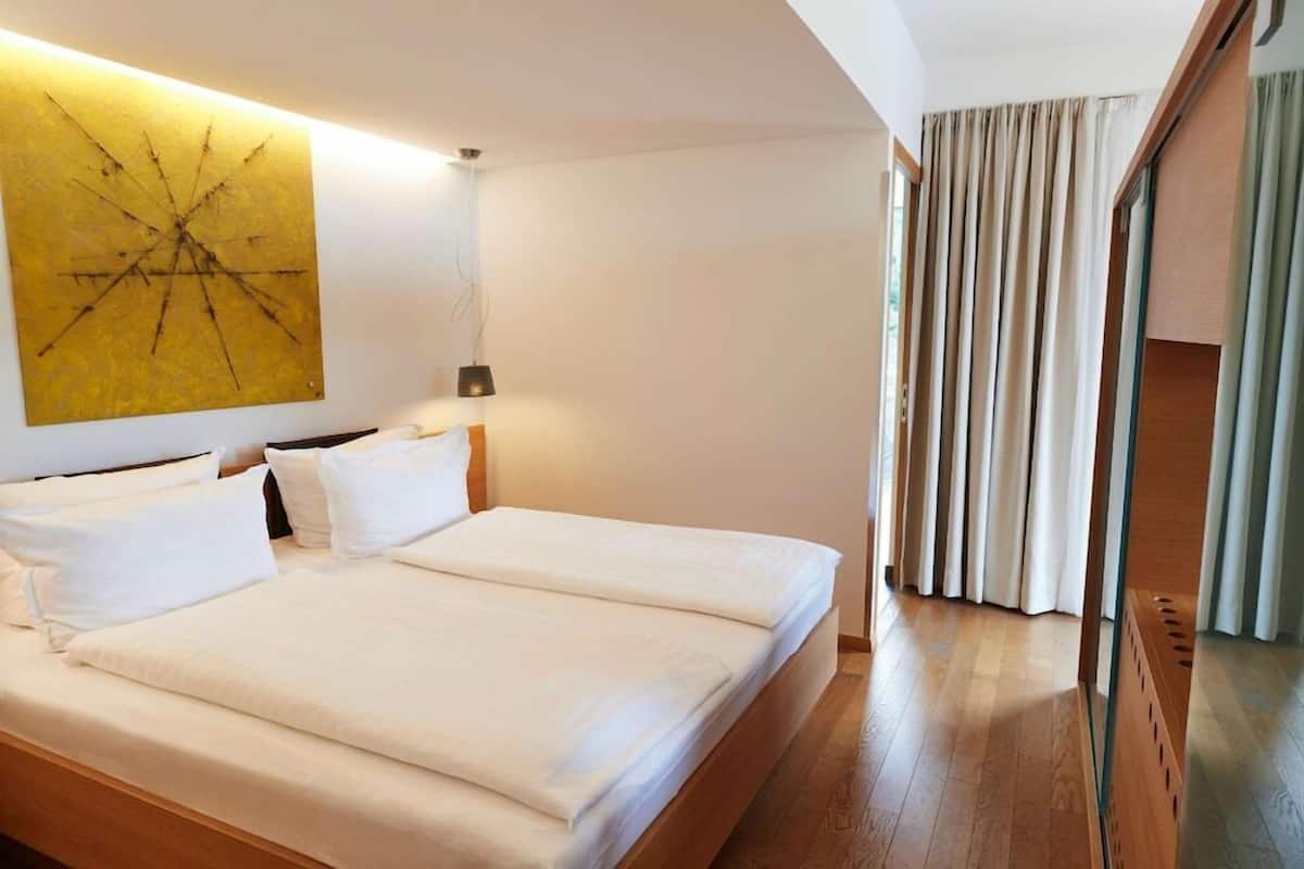 Ropa de cama de alta calidad, minibar, caja fuerte y escritorio