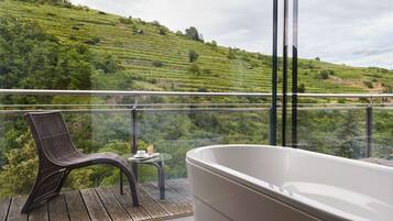 Suite, 1 Doppelbett (Weinberg) | Hochwertige Bettwaren, Minibar, Zimmersafe, Schreibtisch