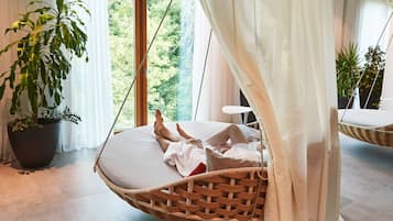 Couples treatment rooms, sauna, hot tub, steam room, body treatments