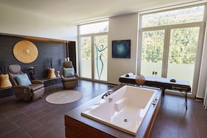 Couples treatment room(s), sauna, hot tub, steam room, body treatments