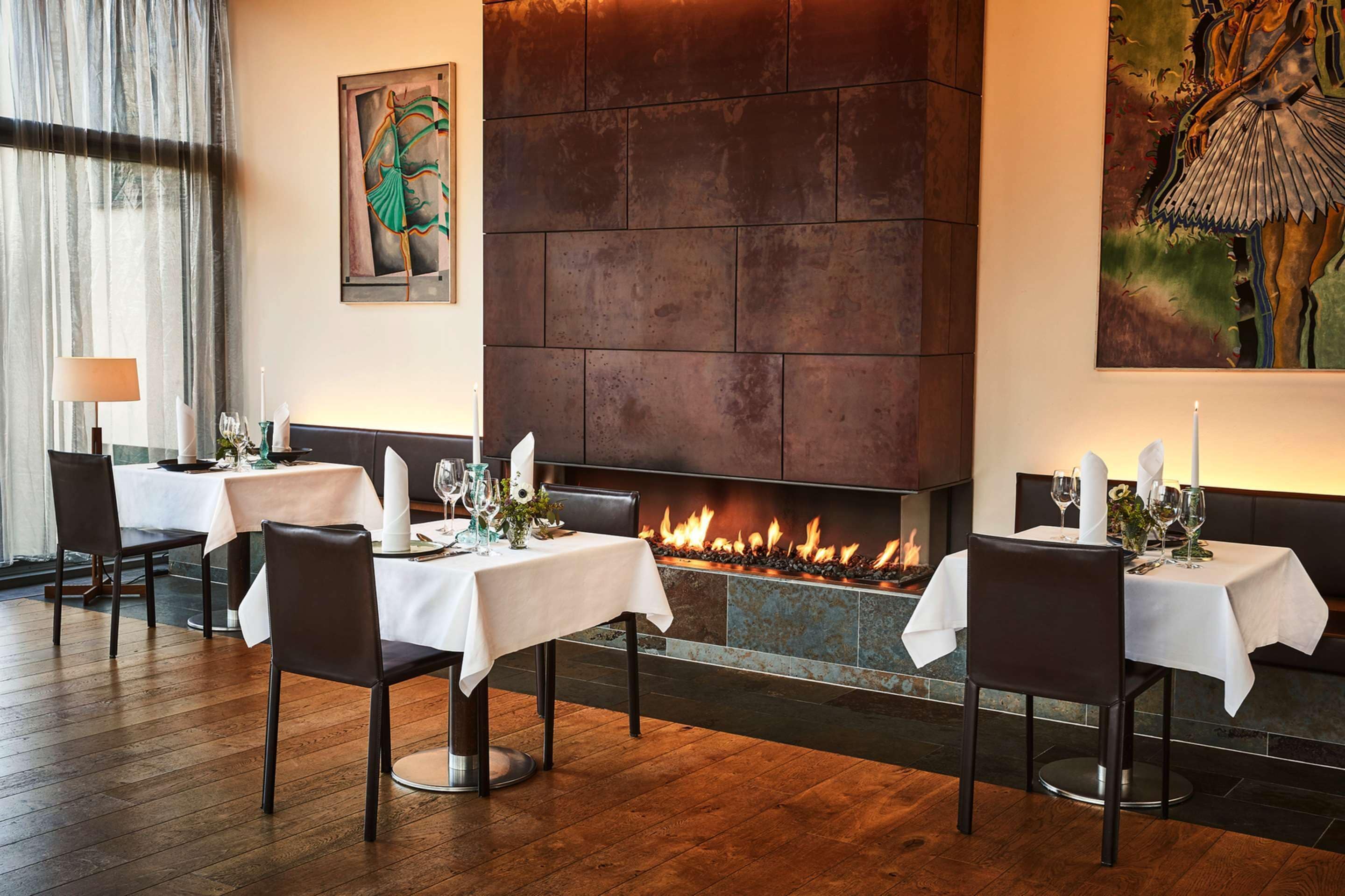 2 restaurants, breakfast served