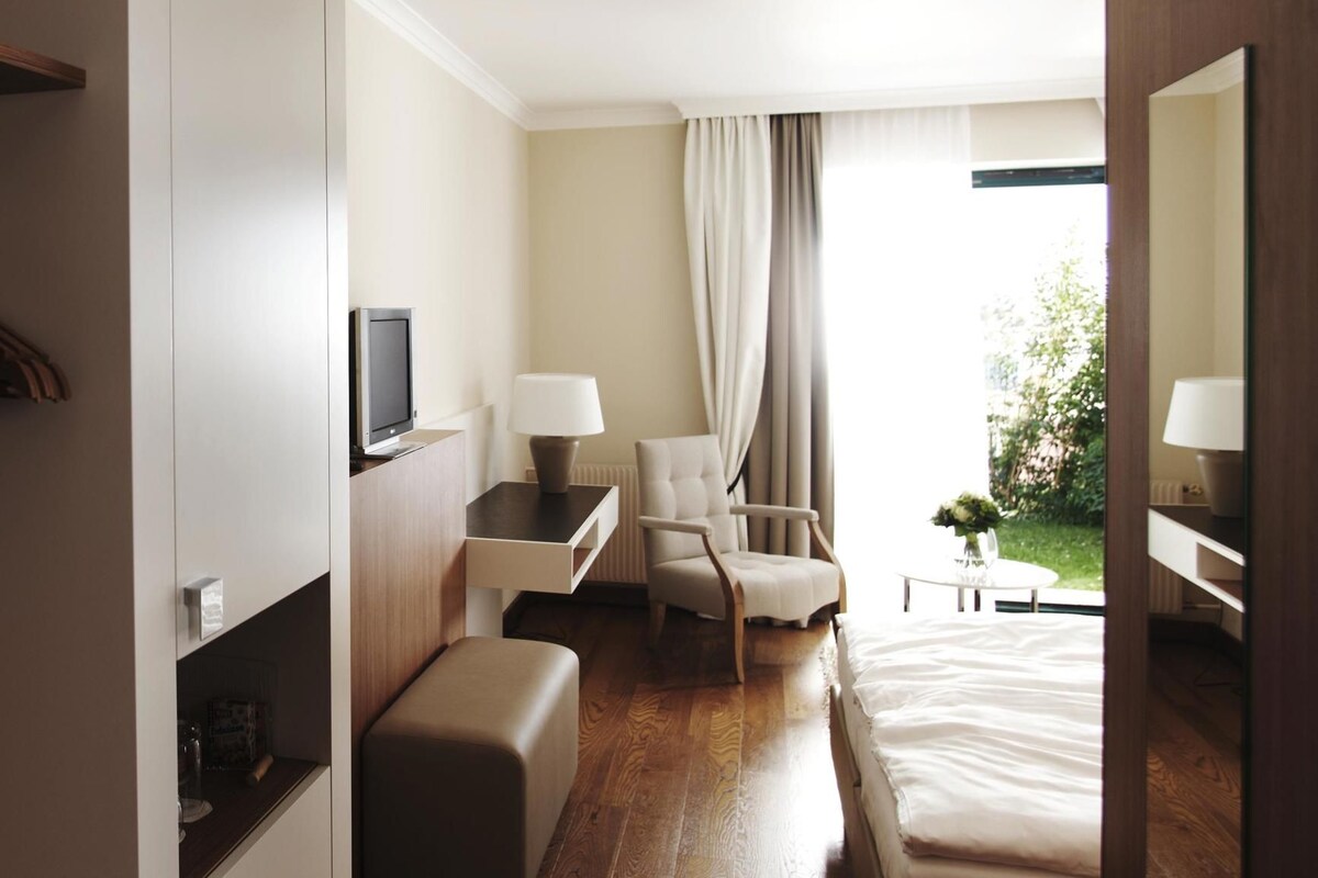 Ropa de cama de alta calidad, minibar, caja fuerte y escritorio