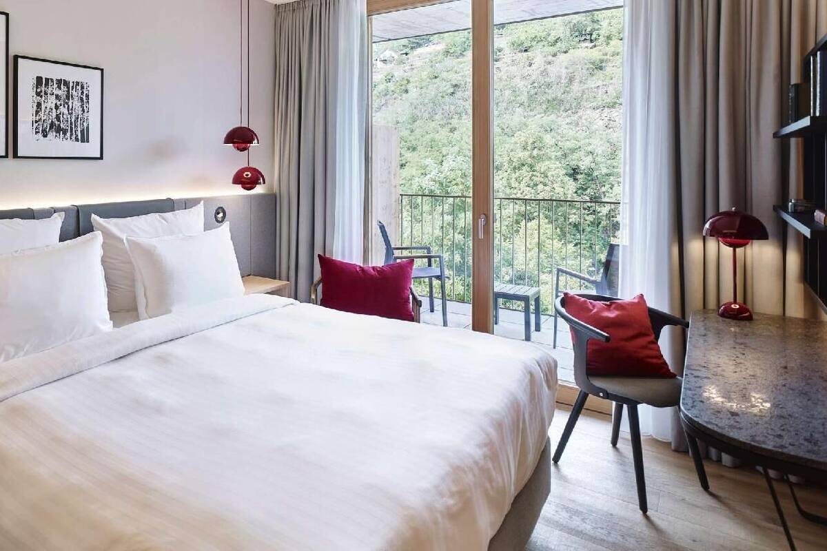Ropa de cama de alta calidad, minibar, caja fuerte y escritorio