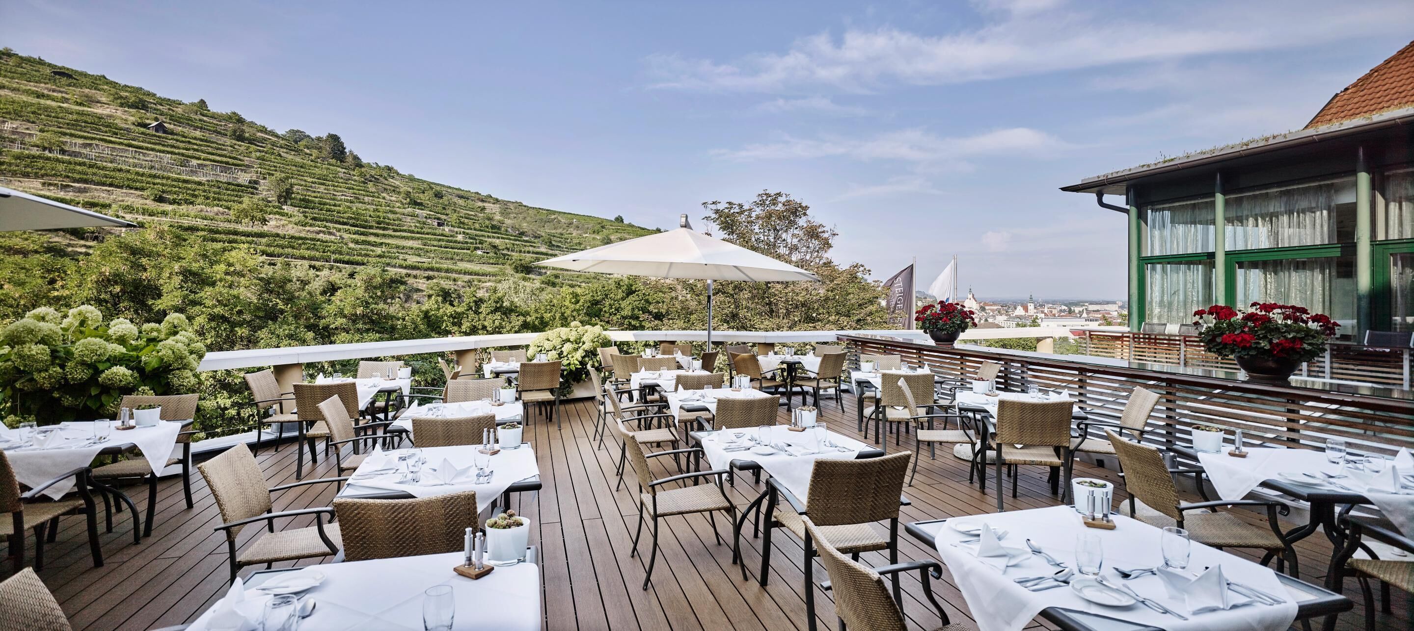 2 restaurants, breakfast served