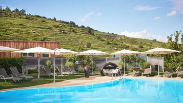 Piscina interna, piscina externa sazonal, guarda-sóis, espreguiçadeiras