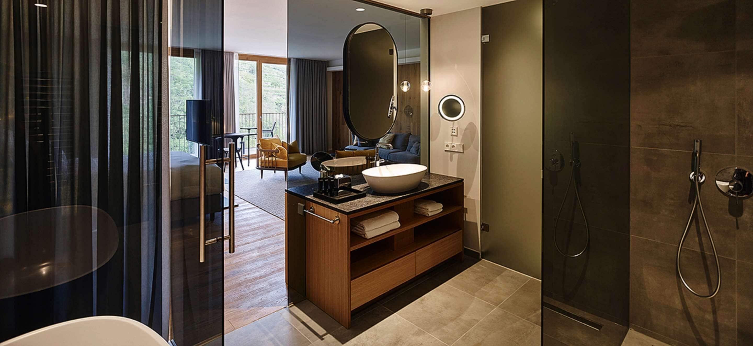 deluxe studio suite, balcony (goldberg) | bathroom | free toiletries, hair dryer, bathrobes, slippers